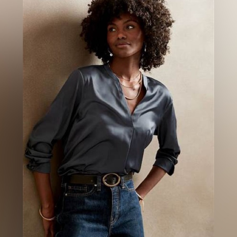 SATIN V-NECK BLOUSE preppy navy